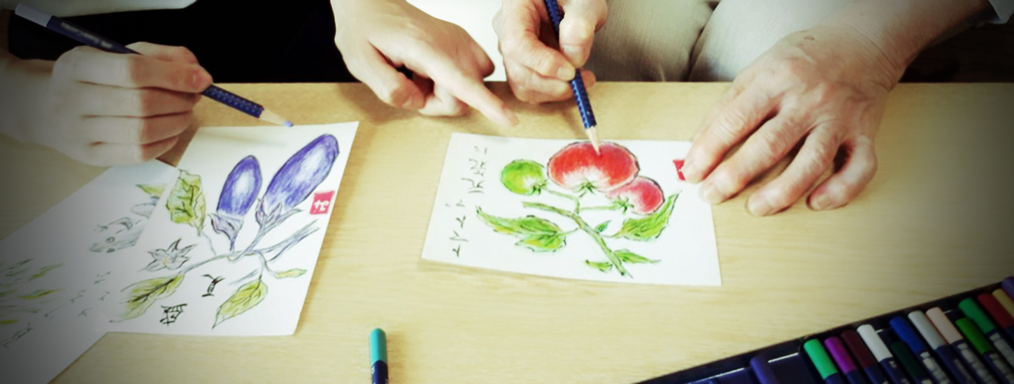 入居者が絵の具で花や野菜を描く水彩画のレク活動風景